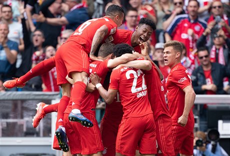 Fotbalisté Bayernu Mnichov se radují ze zisku mistrovského titulu, který...