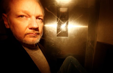 Julian Assange odjídí od londýnského soudu (kvten 2019).