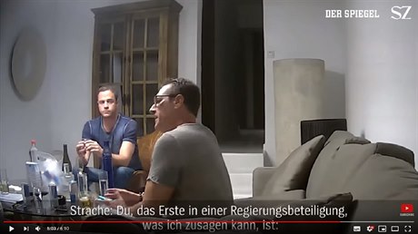 Heinz-Christian Strache (vpravo) na videu, které zpsobilo jeho pád.