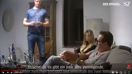 Heinz-Christian Strache (vpravo) na videu, které zapříčinilo jeho pád.