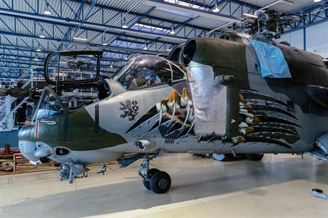 Havarovaný vrtulník Mi-24/35 české armády, zároveň člen takzvané tygří letky....