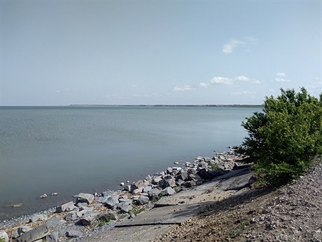 Jezero Jalpuh se rozpíná do dálky.
