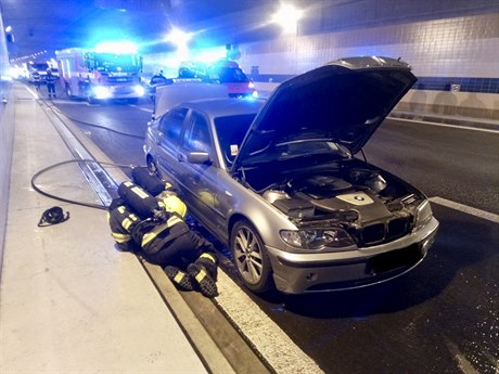 V praském tunelu Blanka hoelo auto.