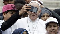 Papež s uprchlickými dětmi.