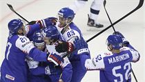 Hokejisté Slovenska se radují z branky do sítě USA