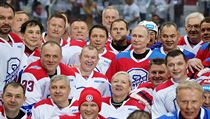 Vladimir Putin s někdejšími sovětskými hokejisty.