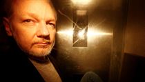 Julian Assange odj�d� od lond�nsk�ho soudu (kv�ten 2019).