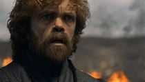 Tyrion Lannister (Peter Dinklage) sleduje s hrzou ohniv dn sv krlovny....
