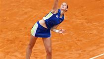 Karolína Plíšková podává ve finále římského turnaje.