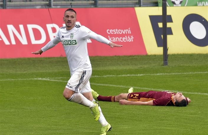 Karvinský David Guba se raduje ze vst�elené branky. Na trávníku le�í Ivan...