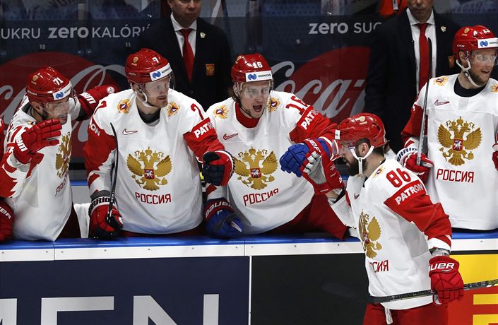 Nikita Kucherov slaví se spoluhrá�i branku do sít� Loty�ska