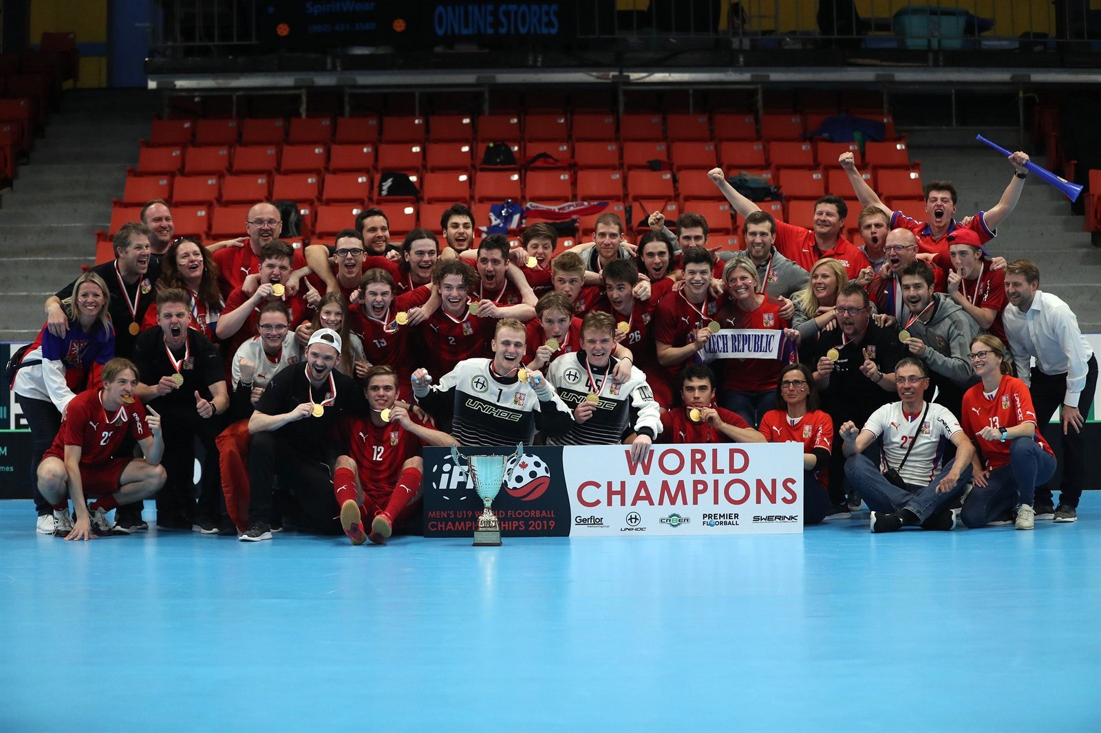 �e�tí florbalisté se radují ze zisku titulu sv�tových �ampion� na juniorském...