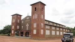 Ozbrojenci vtrhli do kostela v Burkin Faso a zaali stlet po vcch, zabili est lid vetn knze