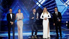 Duncan Laurence s hosty letoního roníku Eurovize po vyhláení výsledk.