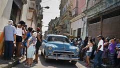 Kubánci stojí ve front na zboí na ulicích Havany.