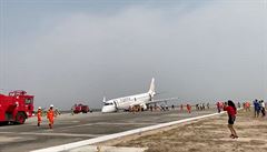 Letadlo spolenosti Myanmar National Airlines pistálo bez podvozku.