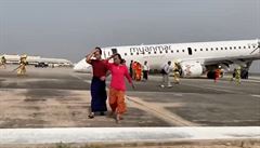 Evakuovaní cestující opoutí letadlo, které v Myanmaru pistálo bez vytaení...