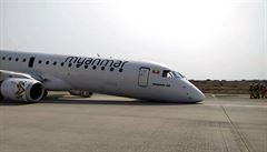 Letadlo spolenosti Myanmar National Airlines opené pikou o pistávací dráhu.