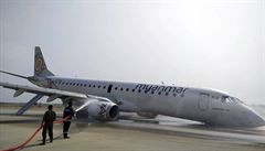 Haení motor letadla spolenosti Myanmar National Airlines, které pistálo bez...