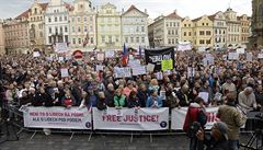 Lidé na praském Staromstském námstí potetí demonstrovali 13. kvtna 2019 za...