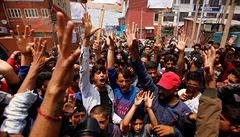 íittí muslimové protestují v Kamíru proti znásilnní tíleté dívky v oblasti...