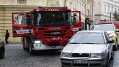 Hasii a policisté evakuovali sto lidí ze esti dom v Charkovské ulici v Praze.