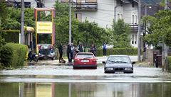 Evakuace, nedostatek elektiny a zaplaven silnice. Bosna se potk s povodnmi