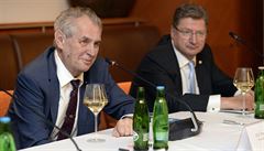�eský prezident Milo� Zeman a prezident Hospodá�ské komory Ma�arska László...