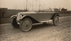 Tatra 11 jako kabriolet na dobovém snímku.