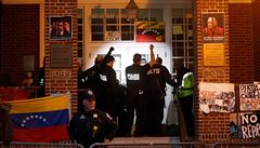 Americká policie se snaí z venezuelské ambasády vyhnat Madurovy píznivce,...