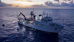 Výzkumná lo� DSSV Pressure Drop poblí� místa, kde se ponorka pono�ila ke dnu...