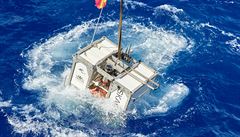 Ponorka se pono�ila na dno Mariánského p�íkopu a na�la tam plastový sá�ek.