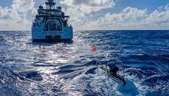 Ponorka se plaví poblíž výzkumné lodi DSSV Pressure Drop, která ji dovezla nad...