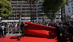 Instalace erveného koberce v Cannes mla adu pihlíejících.