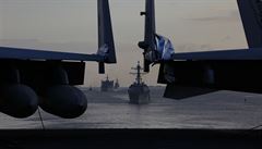 Spojené státy vyslaly na Blízký východ letadlovou lo USS Abraham Lincoln a...
