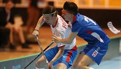 Florbalista Filip Forman (v bílém) p�i utkání MS junior�.