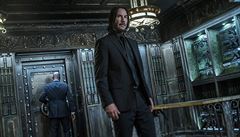 John Wick (Keanu Reeves) ve skladu zbraní. Snímek John Wick 3 (2019). Reie:...