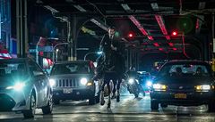 John Wick (Keanu Reeves) je takový drsák, e bn jezdí na koni mezi auty....