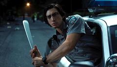 Adam Driver s ma�etou. Snímek Mrtví neumírají (2019). Re�ie: Jim Jarmusch.