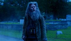 Zarostlý Tom Waits. Snímek Mrtví neumírají (2019). Reie: Jim Jarmusch.