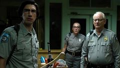 okovaný pohled policisty. Snímek Mrtví neumírají (2019). Reie: Jim Jarmusch.