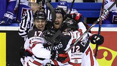 Radost hokejist Kanady po vítzné brance proti Slovensku