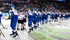 Zklamaní hokejisté Slovenska po utkání s Kanadou