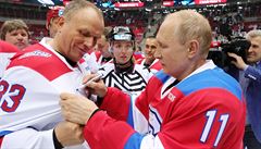 Vladimir Putin s nkdejími sovtskými hokejisty.