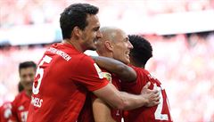 Hrái Bayernu Mnichov oslavují branku Arjena Robbena