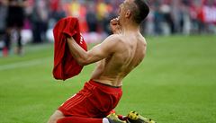 Franck Ribéry oslavil svj poslední zápas za Bayern brankou a ziskem...