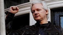 Julian Assange na balkoně ekvádorské ambasády v Londýně v květnu roku 2017. | na serveru Lidovky.cz | aktuální zprávy