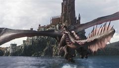 Královna Daenerys Targaryen (Emilia Clarkeová) letí na draku Drogonovi vstíc...