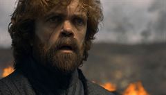 Tyrion Lannister (Peter Dinklage) sleduje s hrzou ohnivé ádní své královny....