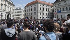 Odpoledne se ve Vídni seli demonstranti ped budovou rakouské vlády. Reagovali...